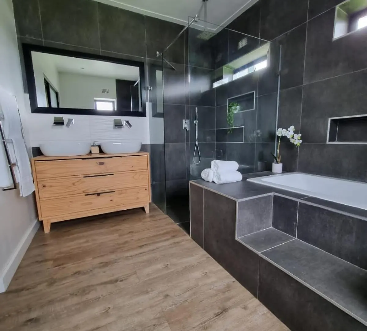 Hébergement de vacances Villa Scenic Mountain & Winelands Views, Modern Design à Tygerberg Hills Afrique du Sud