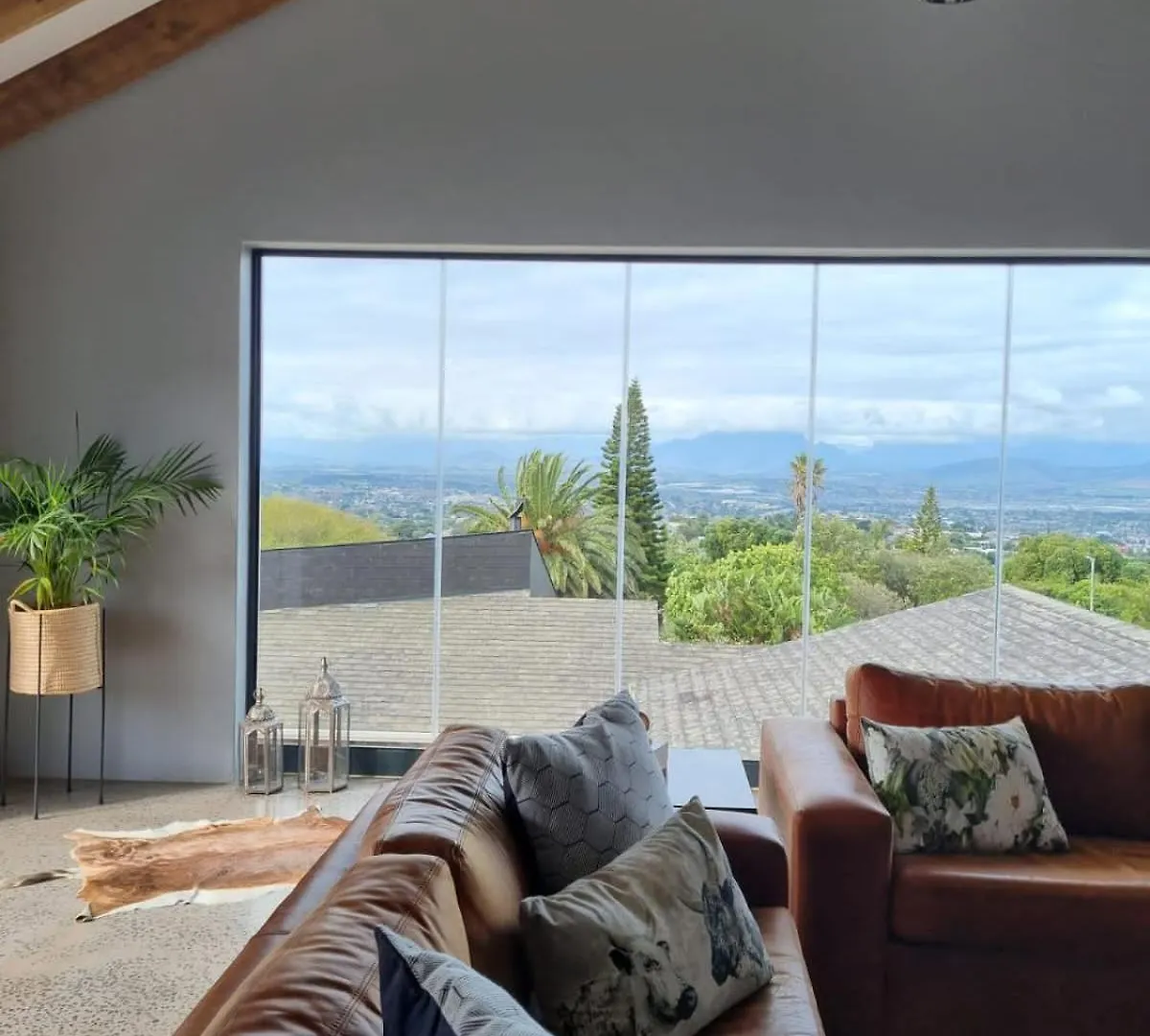 Villa Scenic Mountain & Winelands Views, Modern Design à Tygerberg Hills